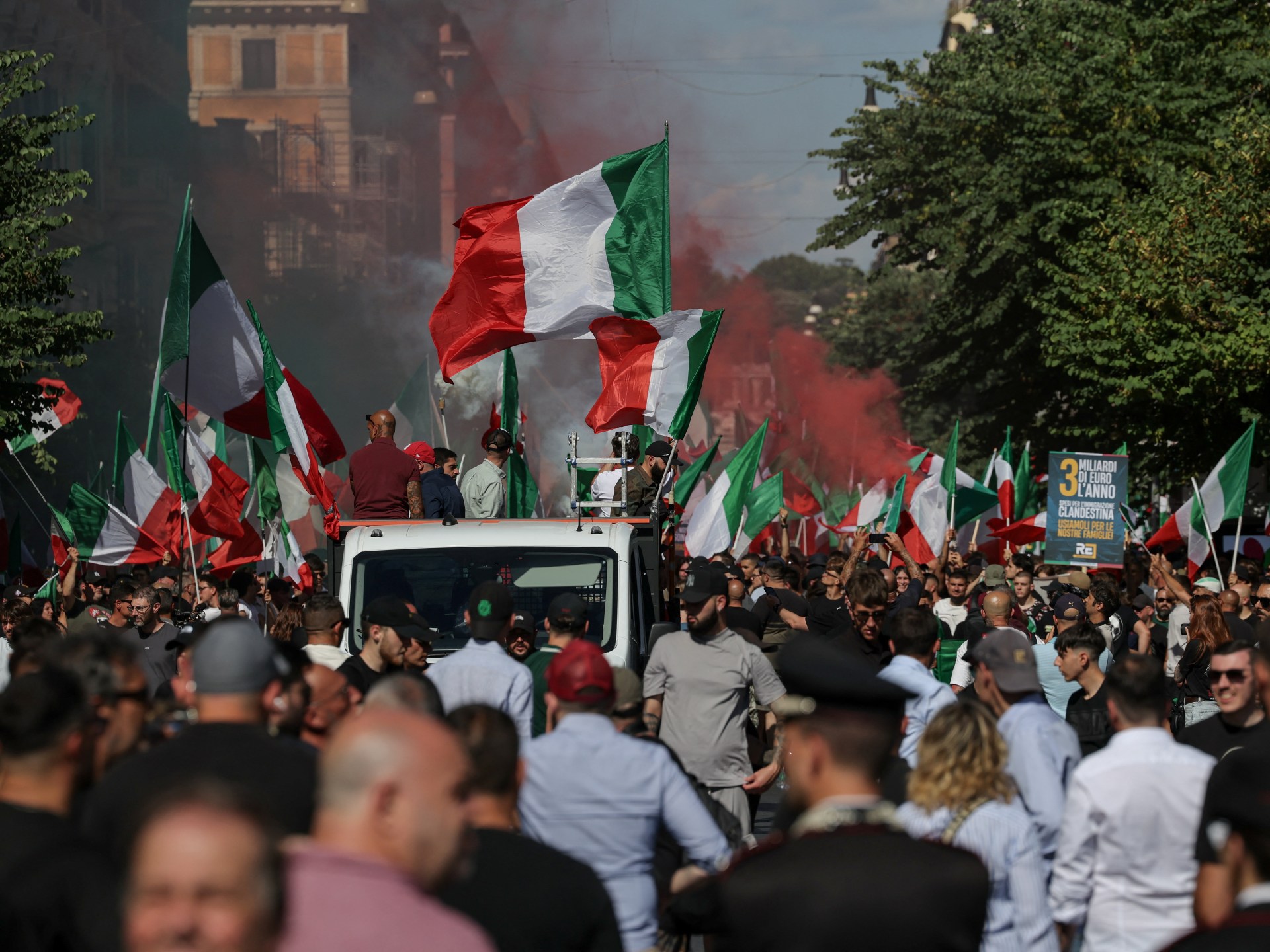 Rival pro- and anti-migration marches in Rome