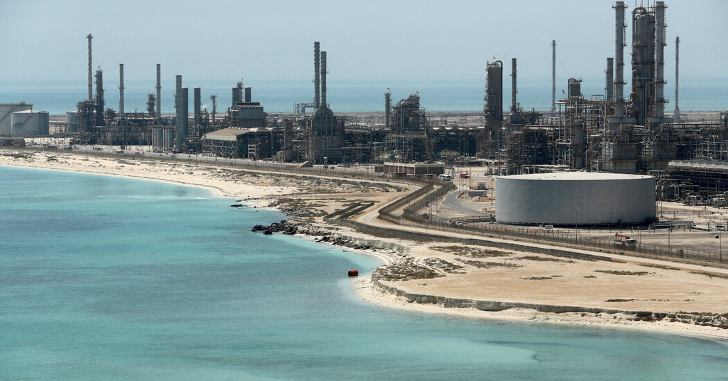 Saudi Arabia: a helicopter crash near the Ras Tanura refinery kills 14.