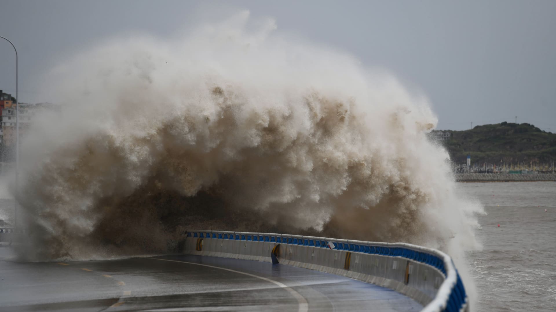 Typhoon Bavi brings heavy rain to eastern China