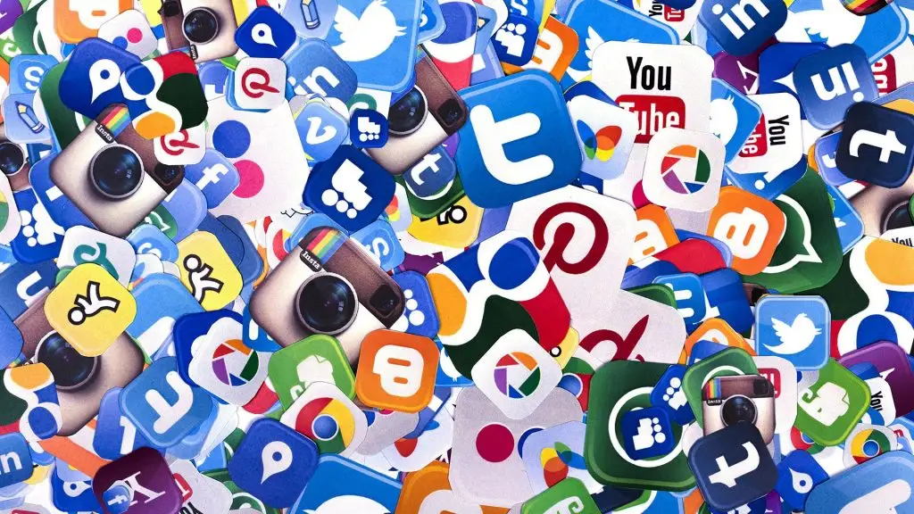 Illustration accompanying Pplware's coverage of France's social media age ban