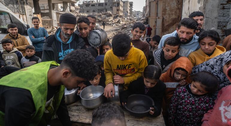 UN humanitarian workers distributing food aid in Gaza