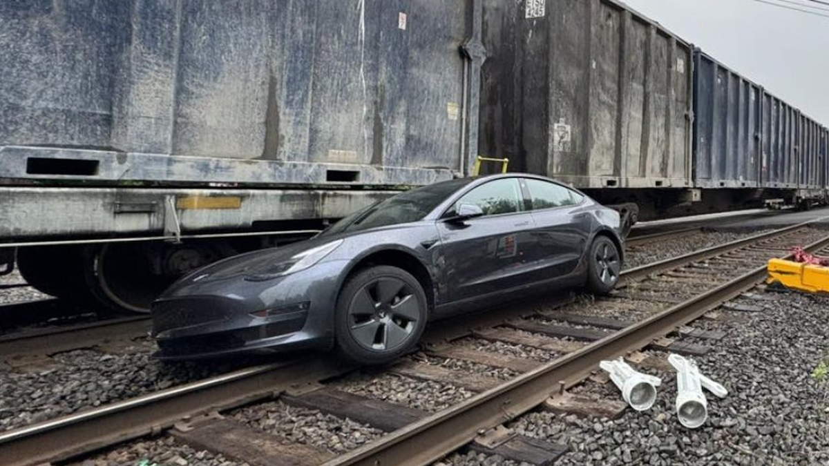 Tesla Full Self-Driving near-collision with train