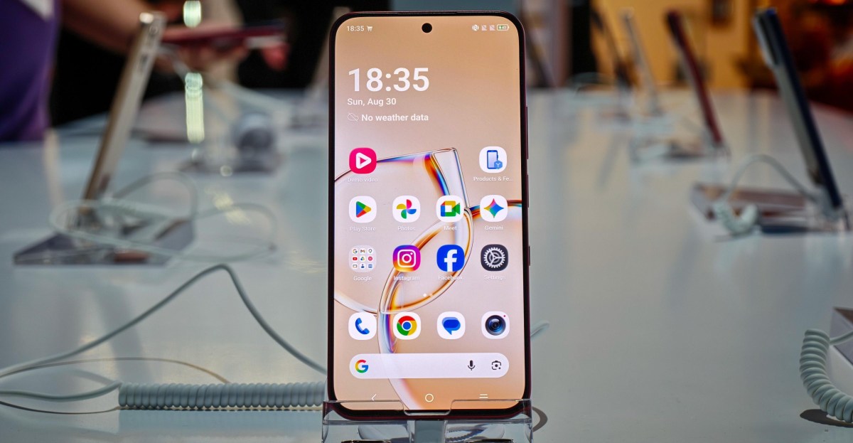 TCL Nxtpaper phone display