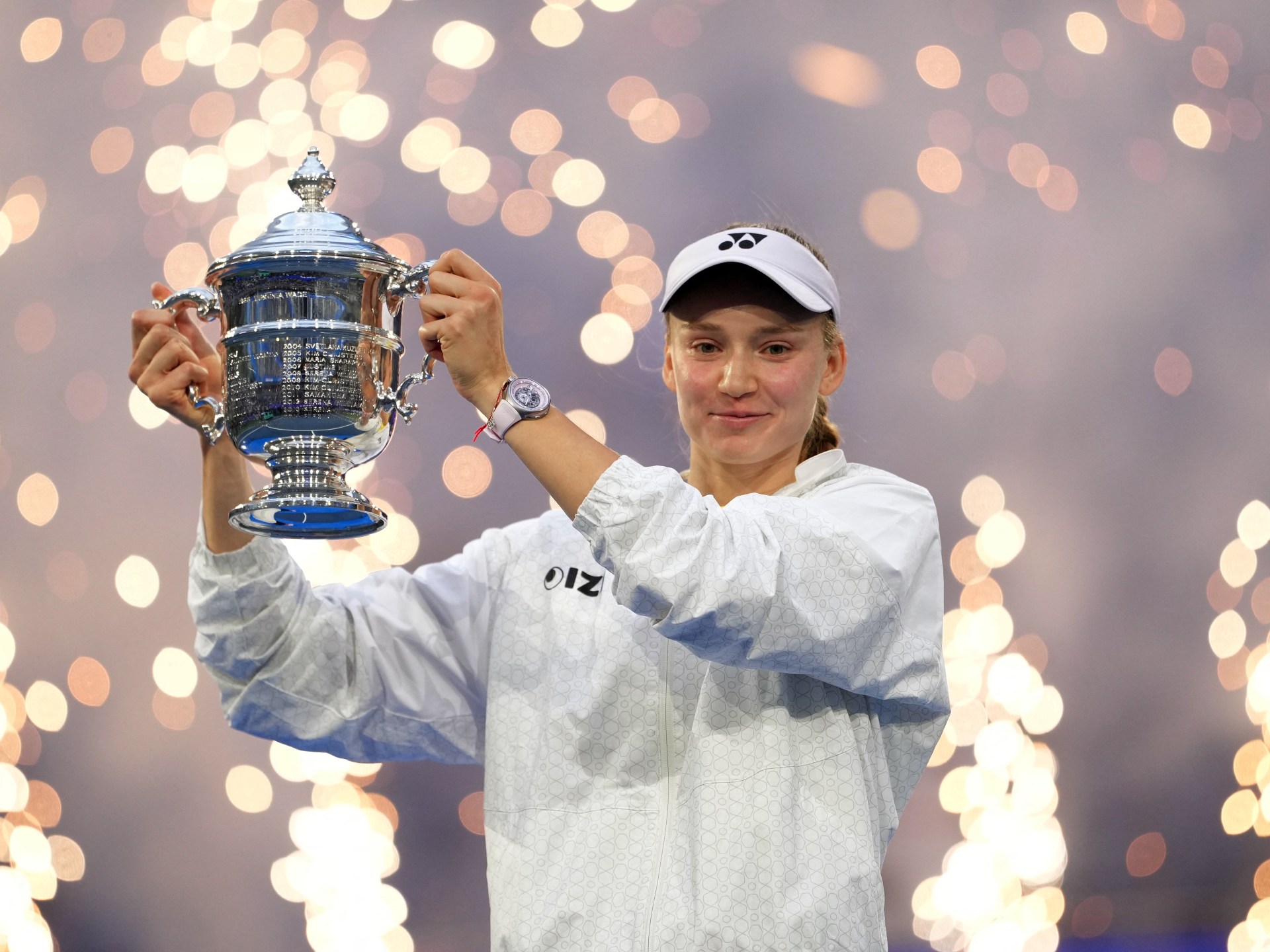 Elena Rybakina holding the US Open trophy