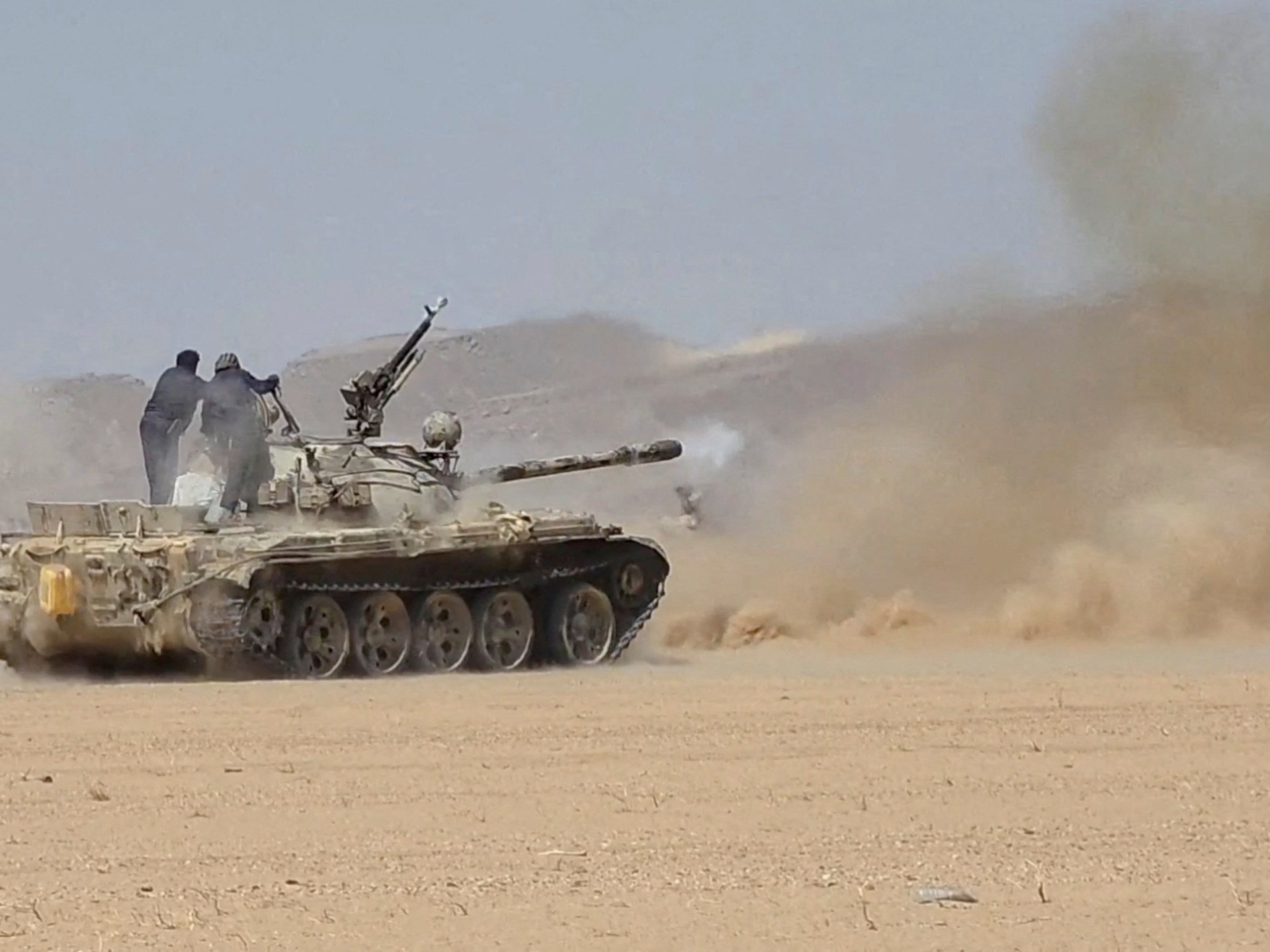 Yemeni fighters near the front line in Taiz province