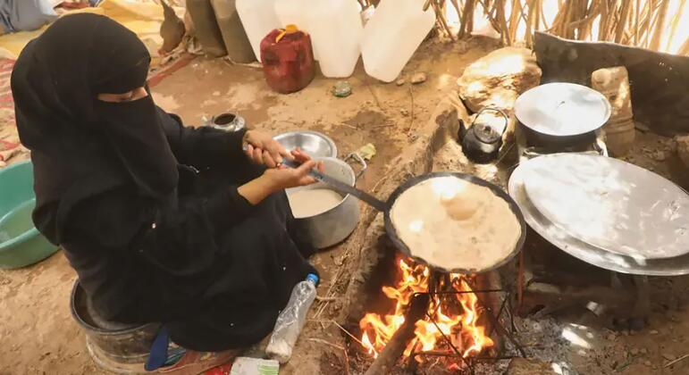 Yemeni family displaced by fighting at a reception centre