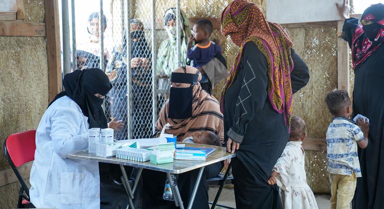 Displaced families affected by renewed fighting in Yemen
