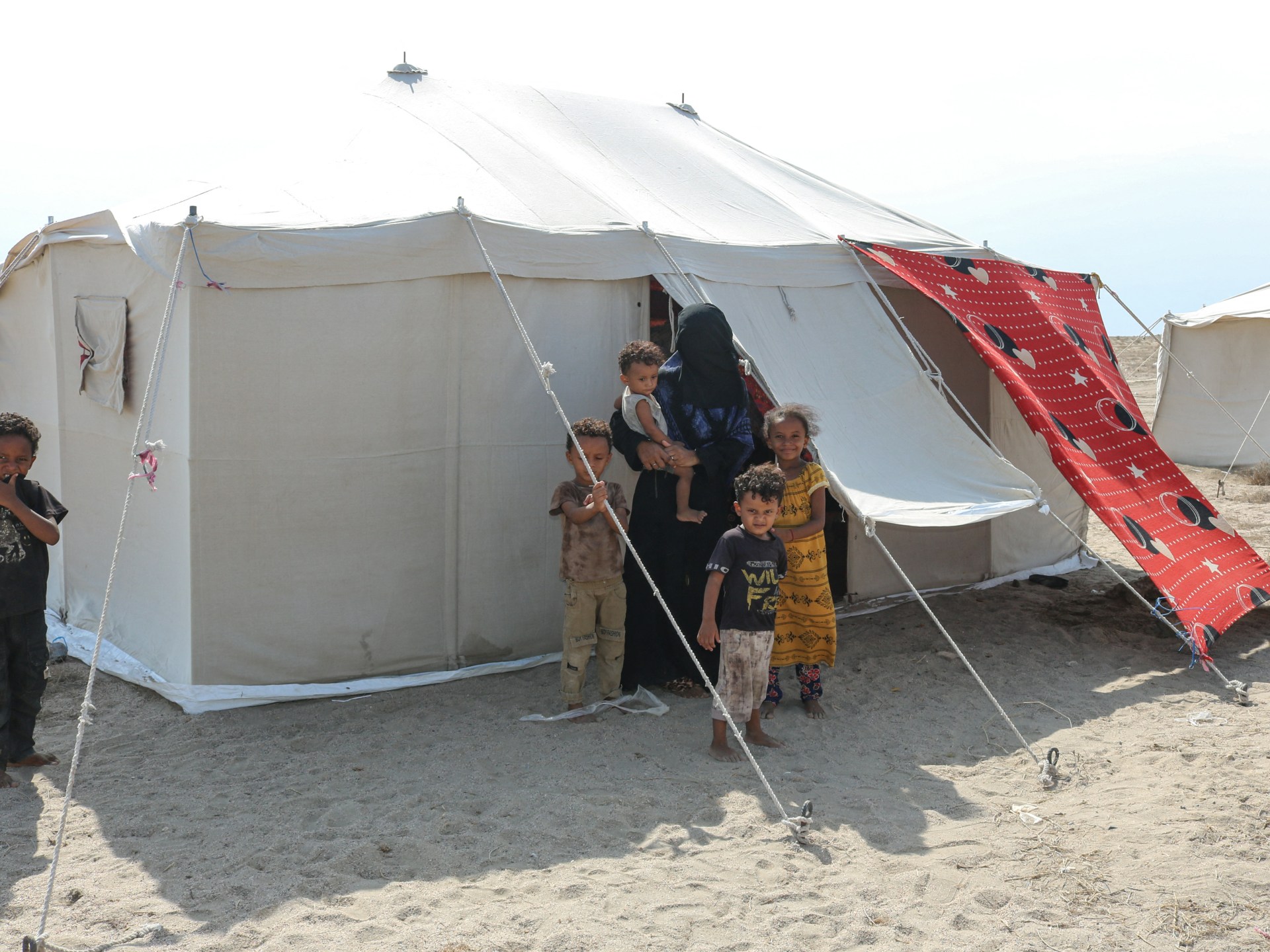 Displaced families fleeing Yemen fighting