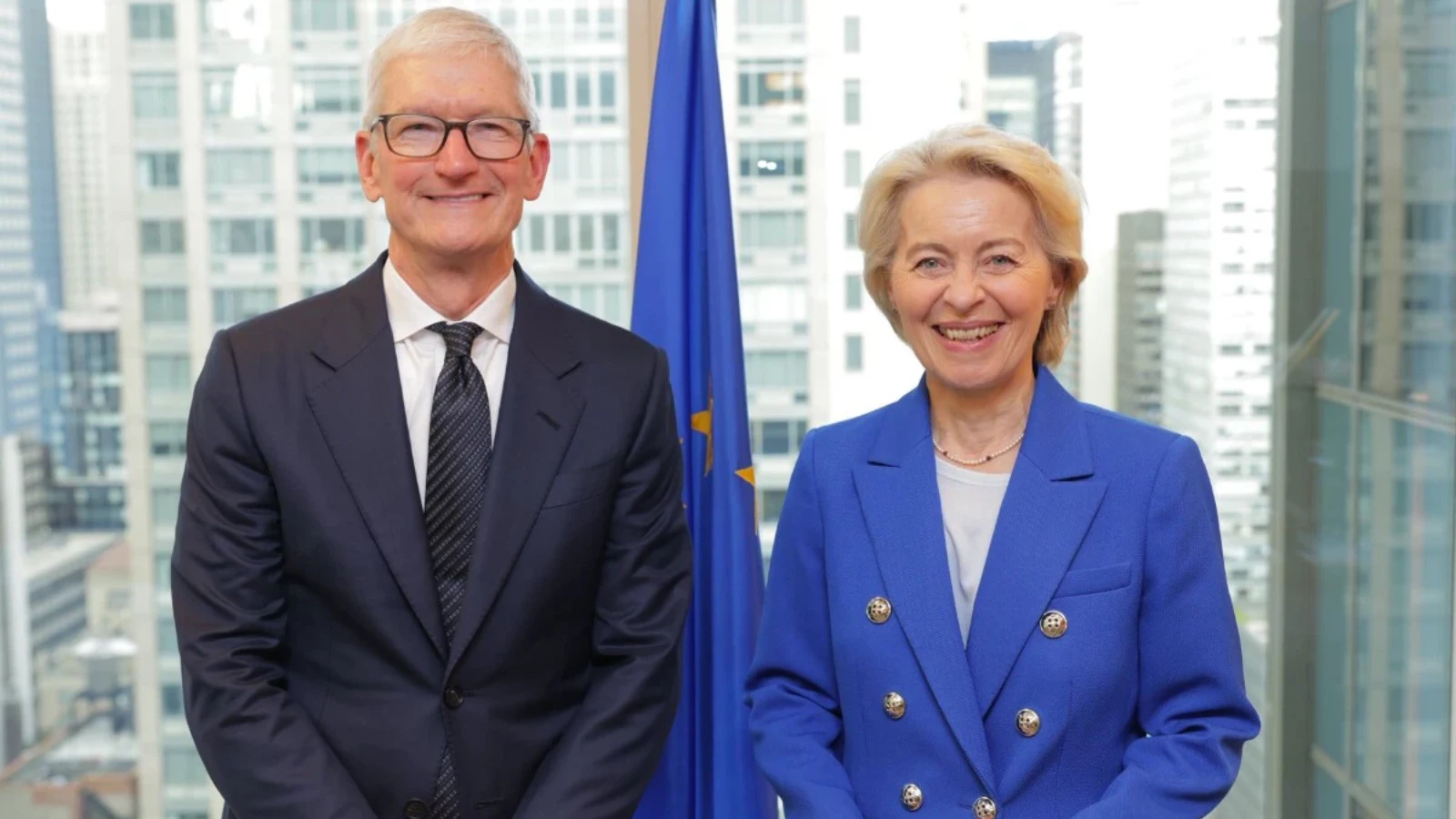 Apple CEO Tim Cook and EU Commission President Ursula von der Leyen