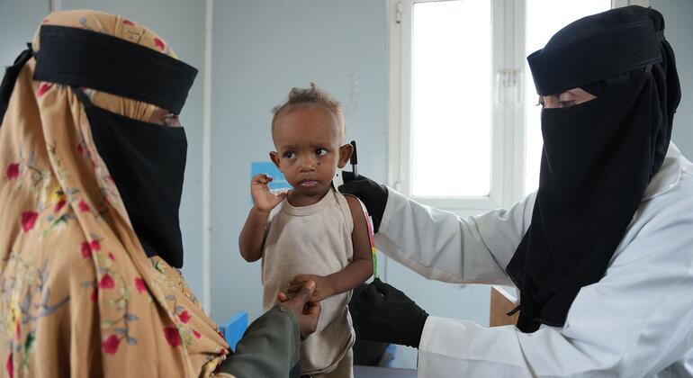 UNICEF aid workers in Yemen providing medical care