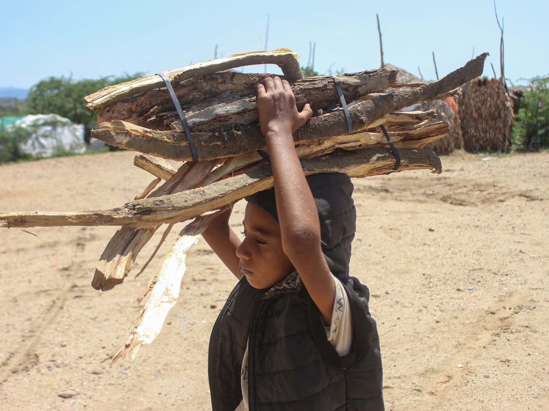 Displaced families in Yemen fleeing conflict zones