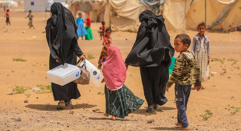 Displaced families in Yemen shelter from Houthi advances