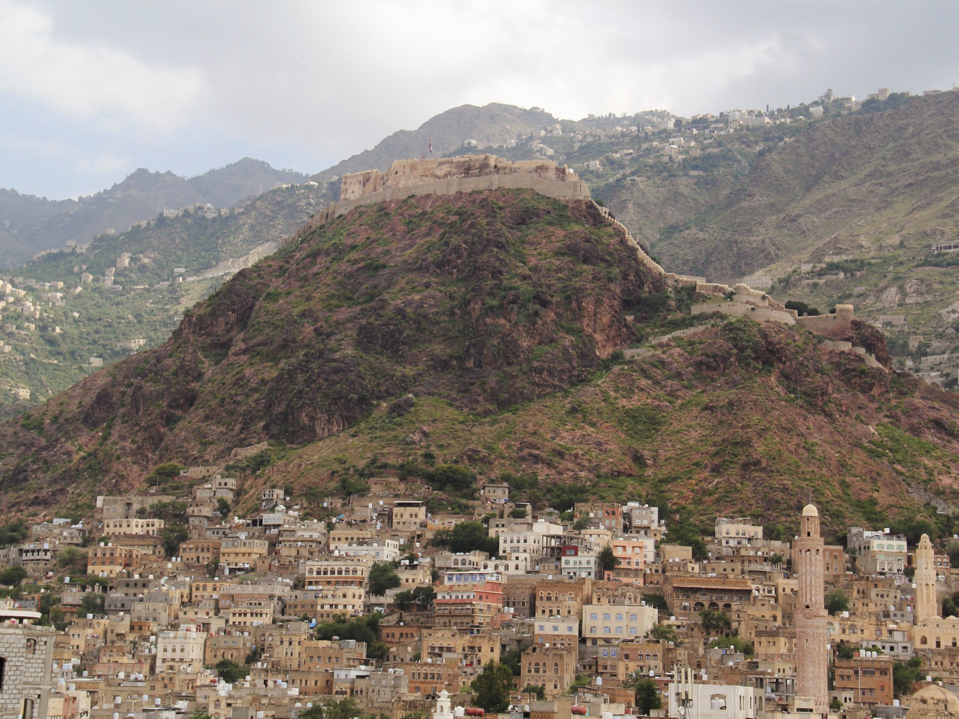 Smoke and debris from missile strike on Aden palace