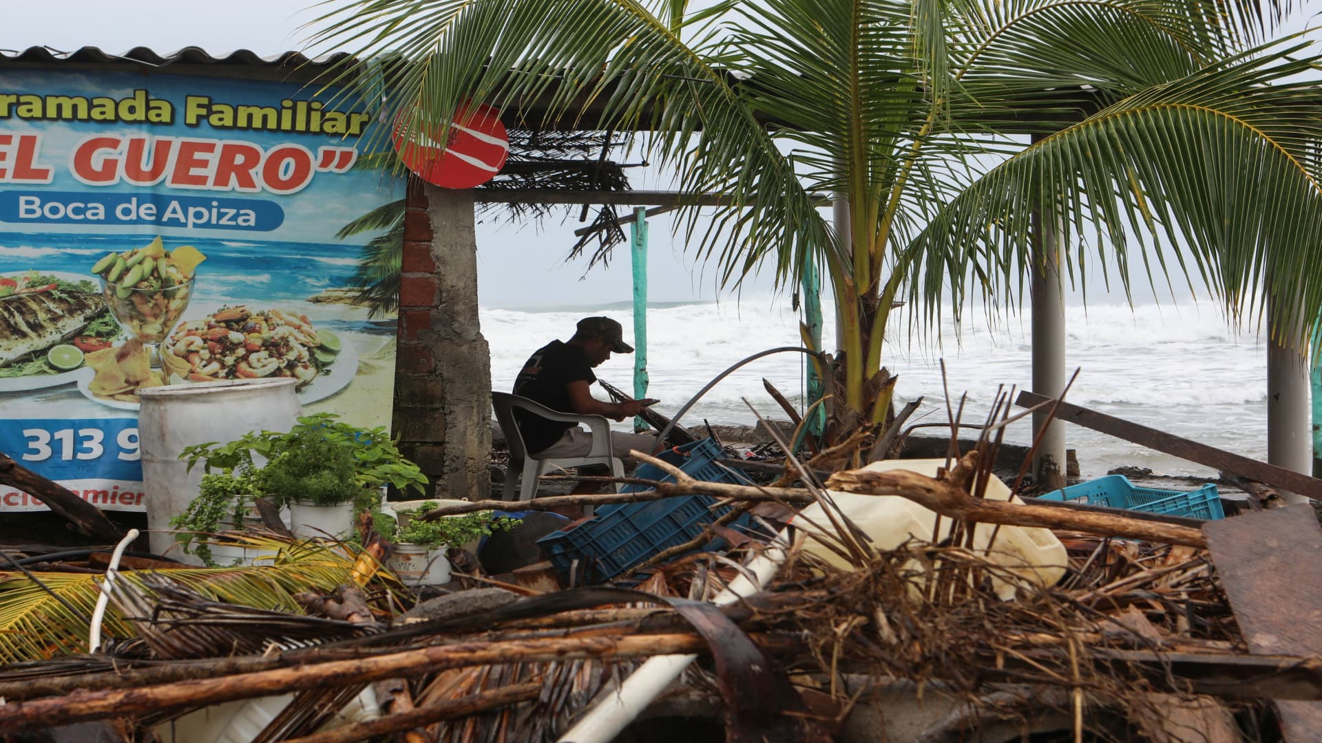 Hurricane Trudy batters Mexico with heavy rain and wind