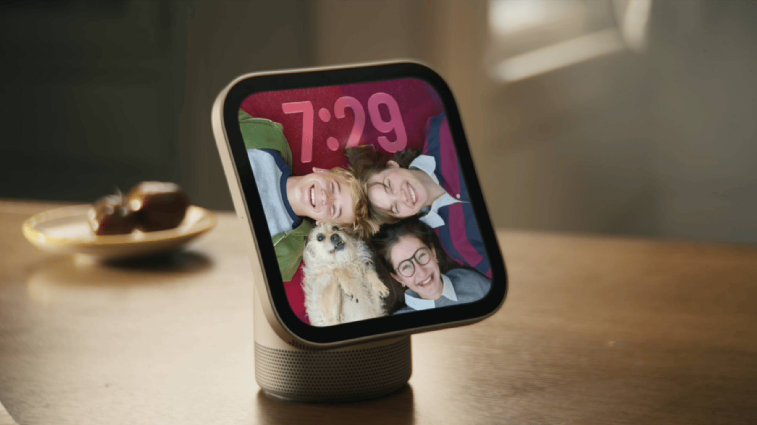Apple HomeView display on speaker base