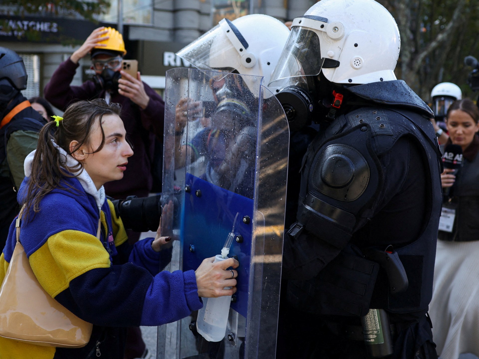 Albanian protesters and burning government building